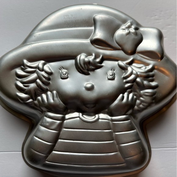 Wilton Vintage Strawberry Shortcake Character Cake Pan 2003 Approx 12”x11”x2” - Picture 3 of 6